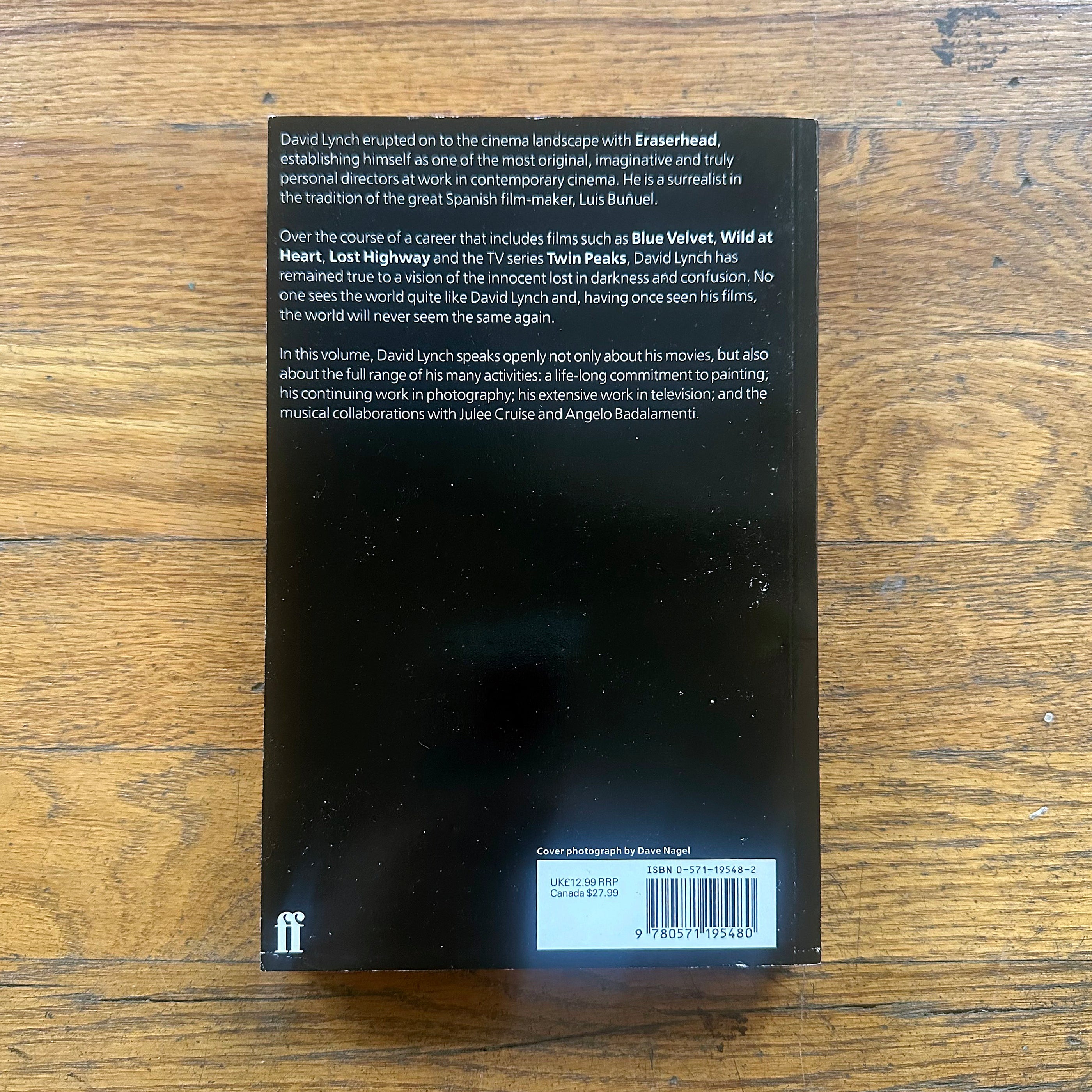 Back cover of the book Lynch on Lynch featuring a description of David Lynch's career and artistic work.